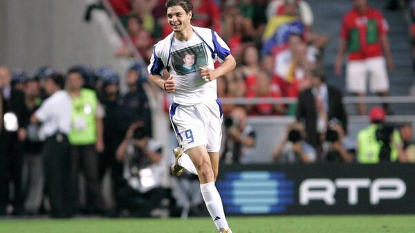 Нападающий сборной Греции Ангелос Харистеас радуется забитому голу в финале ЕВРО-2004