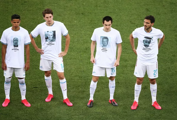 Футболисты Зенита в футболках с изображениями медиков, работающих с больными коронавирусом