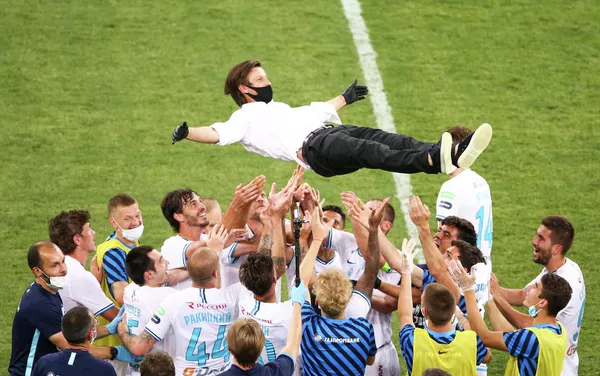Футболисты Зенита качают главного тренера команды Сергея Семака после победы в чемпионате России