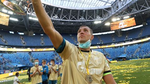 Игрок ФК Зенит Артём Дзюба на церемонии вручения кубка чемпионов России Игрок ФК Зенит Артём Дзюба на церемонии вручения кубка чемпионов России