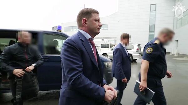 Сотрудники ФСБ России доставляют задержанного губернатора Хабаровского края Сергея Фургала в Москву Сотрудники ФСБ России доставляют задержанного губернатора Хабаровского края Сергея Фургала в Москву