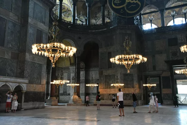 Туристы в соборе Святой Софии в Стамбуле