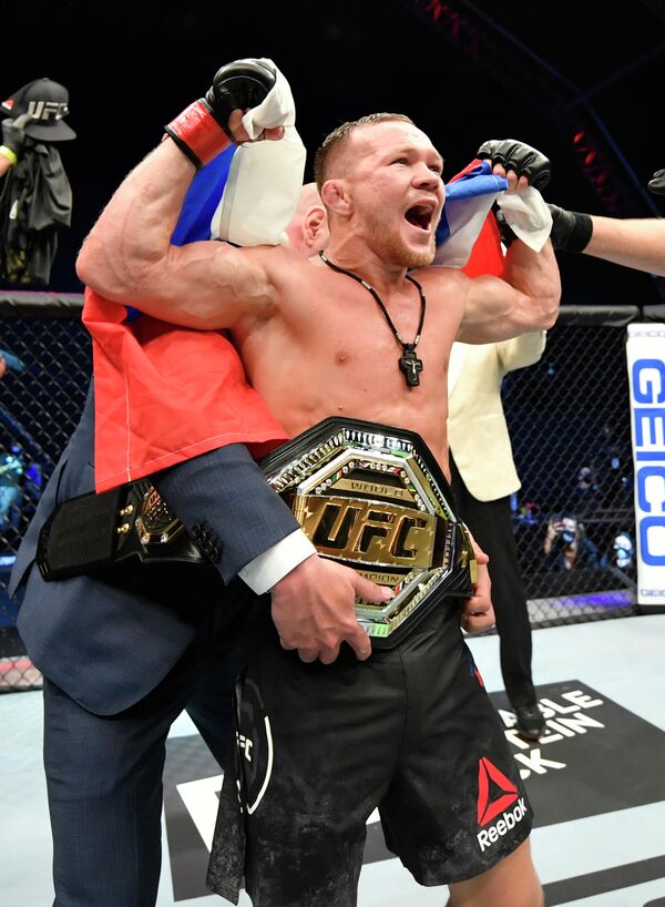 Петр Ян с поясом чемпиона UFC в легчайшем весе Петр Ян с поясом чемпиона UFC в легчайшем весе