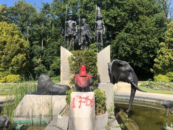 Памятник королю бельгийцев Леопольду Второму залитый красной краской в ходе акций против расизма в Королевского музея Африки в Бельгии Памятник королю бельгийцев Леопольду Второму залитый красной краской в ходе акций против расизма в Королевского музея Африки в Бельгии