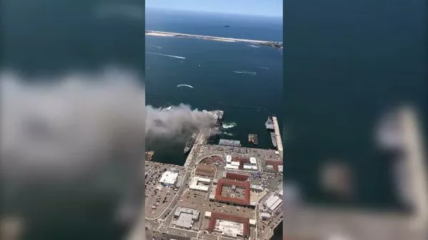 Кадры горящего корабля ВМС США в порту Сан-Диего