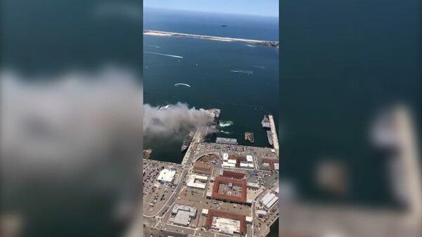 Кадры горящего корабля ВМС США в порту Сан-Диего Кадры горящего корабля ВМС США в порту Сан-Диего