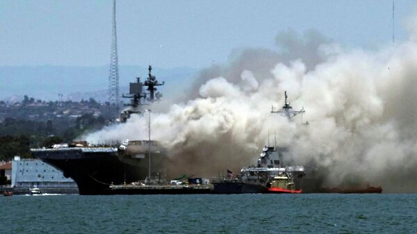 Пожар на универсальном десантном корабле USS Bonhomme Richard (LHD 6) на военно-морской базе в Сан-Диего Пожар на универсальном десантном корабле USS Bonhomme Richard (LHD 6) на военно-морской базе в Сан-Диего