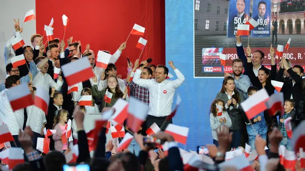Сторонники президента Польши Анджея Дуды в предвыборном штабе в день выборов Польши в Варшаве