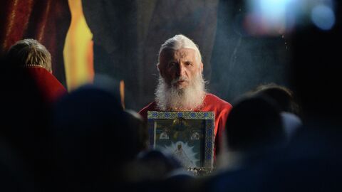 Лишенный сана схиигумен Сергий во время альтернативного Царского крестного хода у стен Среднеуральского женского монастыря Лишенный сана схиигумен Сергий во время альтернативного Царского крестного хода у стен Среднеуральского женского монастыря