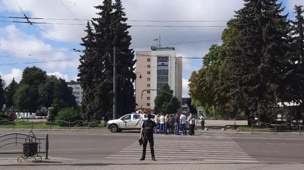 Сотрудники полиции в оцеплении у места, где мужчина захватил автобус с 20 заложниками в Луцке