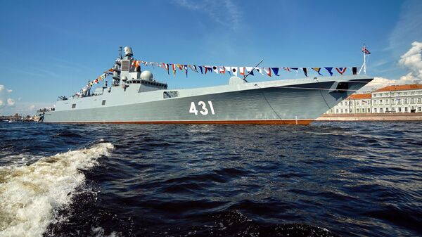 Фрегат Адмирал флота Касатонов на рейде реки Невы в Санкт-Петербурге Фрегат Адмирал флота Касатонов на рейде реки Невы в Санкт-Петербурге