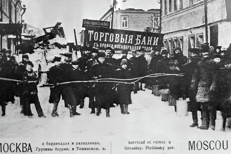 Баррикады в Тишинском переулке во время революции 1905-1907 гг. Баррикады в Тишинском переулке во время революции 1905-1907 гг.