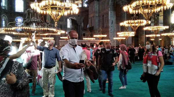 Верующие в мечети Айя-София (собор Святой Софии) в Стамбуле