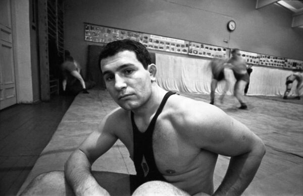 Советский борец вольного стиля, самбист, олимпийский чемпион (Токио, 1964 г.) в тяжелом весе, четырехкратный чемпион мира по вольной борьбе Александр Иваницкий на тренировке. Советский борец вольного стиля, самбист, олимпийский чемпион (Токио, 1964 г.) в тяжелом весе, четырехкратный чемпион мира по вольной борьбе Александр Иваницкий на тренировке.