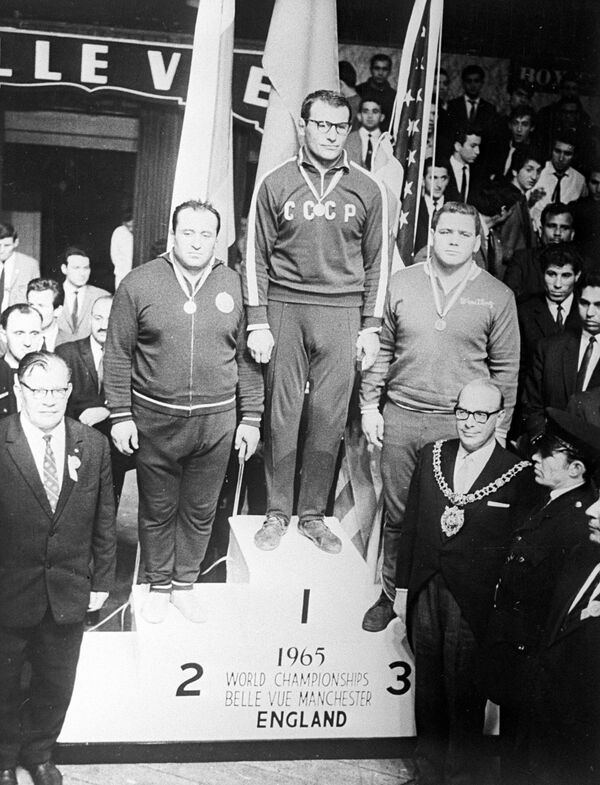 Награждение призеров Чемпионата мира по вольной борьбе (слева направо): 2 место - Ахмедов (Болгария), 1 место - Александр Иваницкий (СССР), 3 место - Кристофф (США). Июнь 1965 года. Манчестер, Англия. Репродукция фотографии. Награждение призеров Чемпионата мира по вольной борьбе (слева направо): 2 место - Ахмедов (Болгария), 1 место - Александр Иваницкий (СССР), 3 место - Кристофф (США). Июнь 1965 года. Манчестер, Англия. Репродукция фотографии.