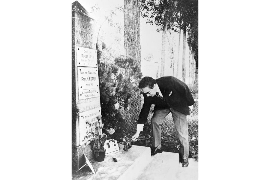 Участник французского Сопротивления в годы Второй мировой войны (1939-1945) Олег Озеров во время возложения цветов к памятнику французским партизанам группы «Лоретт» Участник французского Сопротивления в годы Второй мировой войны (1939-1945) Олег Озеров во время возложения цветов к памятнику французским партизанам группы «Лоретт»