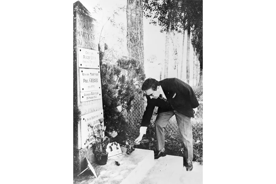 Участник французского Сопротивления в годы Второй мировой войны (1939-1945) Олег Озеров во время возложения цветов к памятнику французским партизанам группы «Лоретт» Участник французского Сопротивления в годы Второй мировой войны (1939-1945) Олег Озеров во время возложения цветов к памятнику французским партизанам группы «Лоретт»