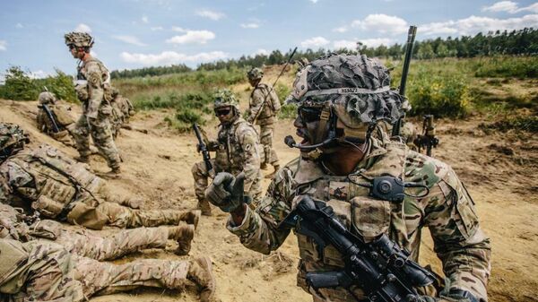 Американские военные во время учений в Германии Американские военные во время учений в Германии
