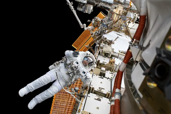 Астронавт НАСА Крис Кэссиди во время планового выхода в открытый космос для модернизации системы электропитания станции