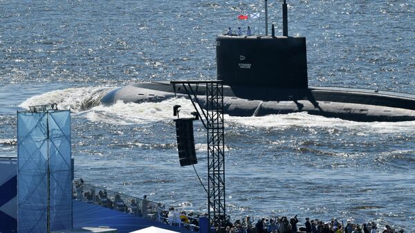Подводная лодка Б-274 Петропавловск-Камчатский во время Главного военно-морского парада по случаю Дня ВМФ на Кронштадтском рейде Подводная лодка Б-274 Петропавловск-Камчатский во время Главного военно-морского парада по случаю Дня ВМФ на Кронштадтском рейде