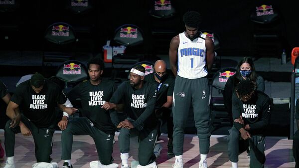 Баскетболист Орландо Мэджик Джонатан Айзек с одноклубниками перед матчем НБА с Бруклин Нетс