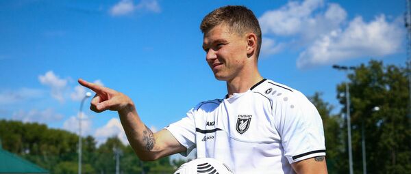 Полузащитник Рубина Олег Шатов Полузащитник Рубина Олег Шатов