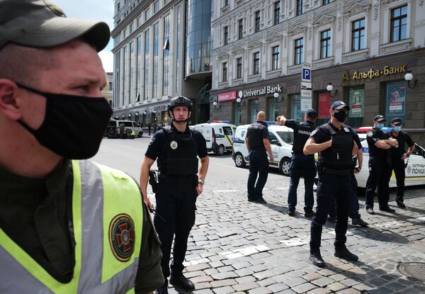 Сотрудники правоохранительных органов Украины возле бизнес-центре Леонардо в Киеве Сотрудники правоохранительных органов Украины возле бизнес-центре Леонардо в Киеве