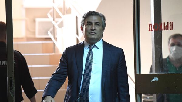 Адвокат Эльман Пашаев в здании Пресненского суда Москвы Адвокат Эльман Пашаев в здании Пресненского суда Москвы