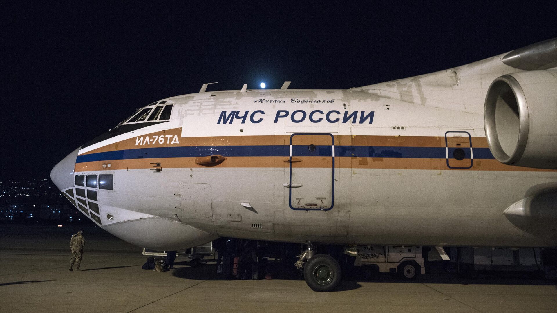 Самолет ИЛ-76ТД МЧС РФ с российской помощью в аэропорту Бейрута Самолет ИЛ-76ТД МЧС РФ с российской помощью в аэропорту Бейрута - РИА Новости, 1920, 06.12.2020