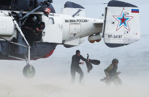 Морские пехотинцы Балтийского флота высаживаются с вертолета Ка-27 ПС на необорудованное побережье условного противника во время военных учений Морские пехотинцы Балтийского флота высаживаются с вертолета Ка-27 ПС на необорудованное побережье условного противника во время военных учений