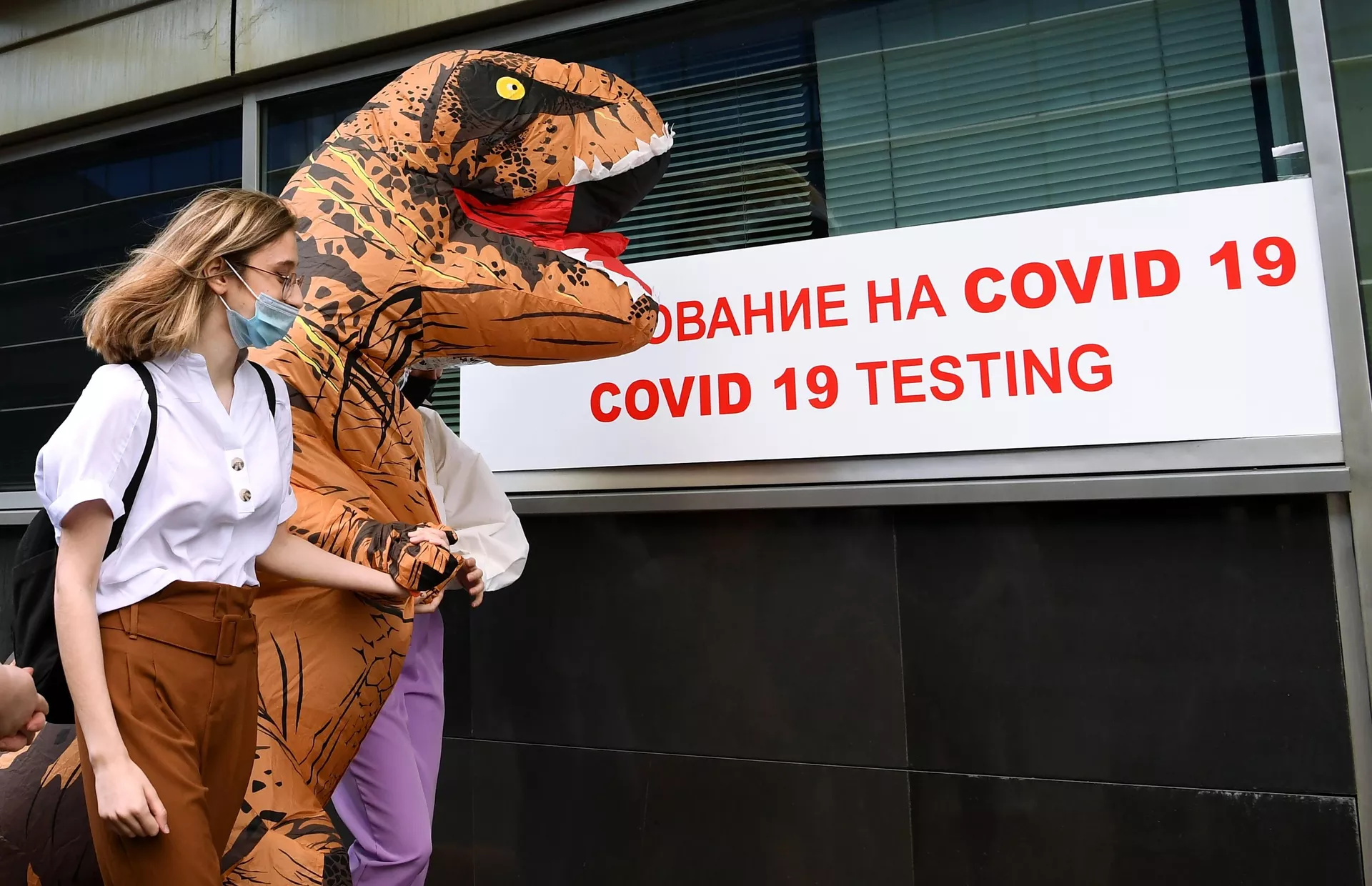 Пассажирка перед экспресс-тестированием на COVID-19 в международном аэропорту Внуково Пассажирка перед экспресс-тестированием на COVID-19 в международном аэропорту Внуково - РИА Новости, 1920, 17.02.2021
