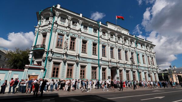 Люди стоят в очереди у здания посольства Белорусии в Москве во время голосования на выборах президента Белоруссии Люди стоят в очереди у здания посольства Белорусии в Москве во время голосования на выборах президента Белоруссии