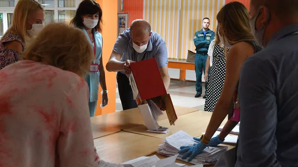 Члены участковой избирательной комиссии во время подсчёта голосов на избирательном участке в Минске в единый день голосования в Белоруссии