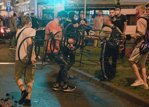 Участники акции протеста на одной из улиц в Минске Участники акции протеста на одной из улиц в Минске
