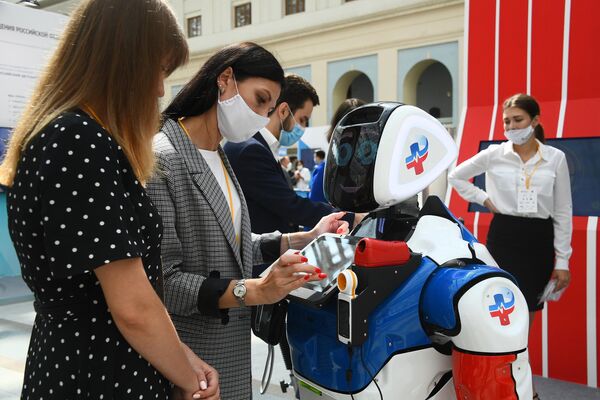 Демонстрация робота на выставке всероссийского форума Здоровье нации — основа процветания России в торгово-выставочном комплексе Гостиный двор в Москве Демонстрация робота на выставке всероссийского форума Здоровье нации — основа процветания России в торгово-выставочном комплексе Гостиный двор в Москве