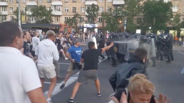 Столкновения протестующих с ОМОНом в Бресте Столкновения протестующих с ОМОНом в Бресте