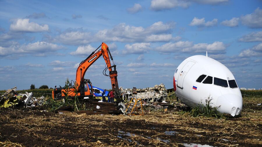 Работы по подготовке вывоза самолета Airbus A321 с места ЧП на кукурузном поле в районе деревни Рыбаки Раменского района. Работы по подготовке вывоза самолета Airbus A321 с места ЧП на кукурузном поле в районе деревни Рыбаки Раменского района.