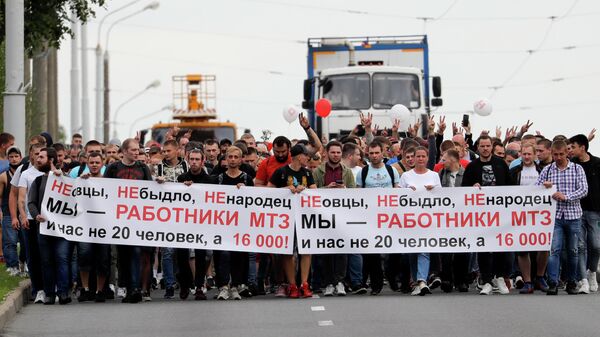 Рабочие МТЗ во время акции протеста в Минске Рабочие МТЗ во время акции протеста в Минске