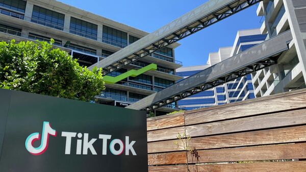 Логотип китайского видеоприложения TikTok на здании офиса компании в Калвер-Сити на западе Лос-Анджелеса Логотип китайского видеоприложения TikTok на здании офиса компании в Калвер-Сити на западе Лос-Анджелеса