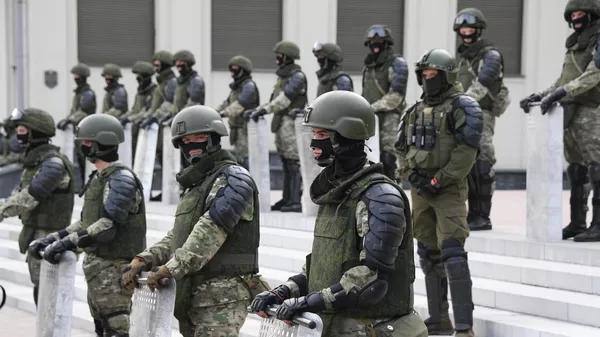 Военнослужащие на акции протеста в Минске