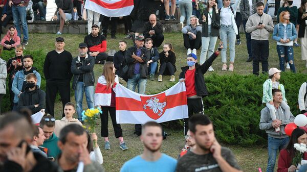 Участники акции протеста у станции метро Пушкинская в Минске Участники акции протеста у станции метро Пушкинская в Минске