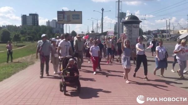 Протестующие на проспекте Независимости двигаются в сторону Дома правительства, где в два часа они планируют митинг Протестующие на проспекте Независимости двигаются в сторону Дома правительства, где в два часа они планируют митинг