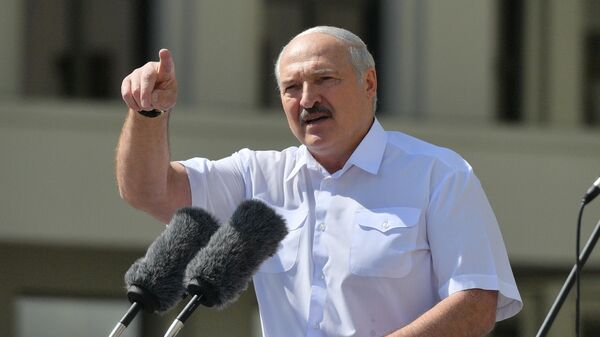 Президент Белоруссии Александр Лукашенко выступает на митинге, организованном в его поддержку на площади Независимости в Минске Президент Белоруссии Александр Лукашенко выступает на митинге, организованном в его поддержку на площади Независимости в Минске
