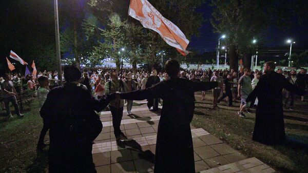 Волонтеры пытаются остановить колонну протестующих, направляющихся к изолятору на улице Окрестина в Минске Волонтеры пытаются остановить колонну протестующих, направляющихся к изолятору на улице Окрестина в Минске