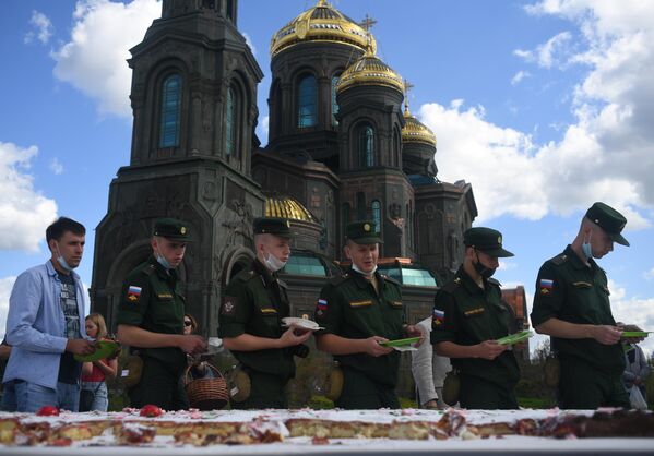 Военнослужащие на православной яблочной ярмарке, приуроченной к празднику Преображения Господня Военнослужащие на православной яблочной ярмарке, приуроченной к празднику Преображения Господня