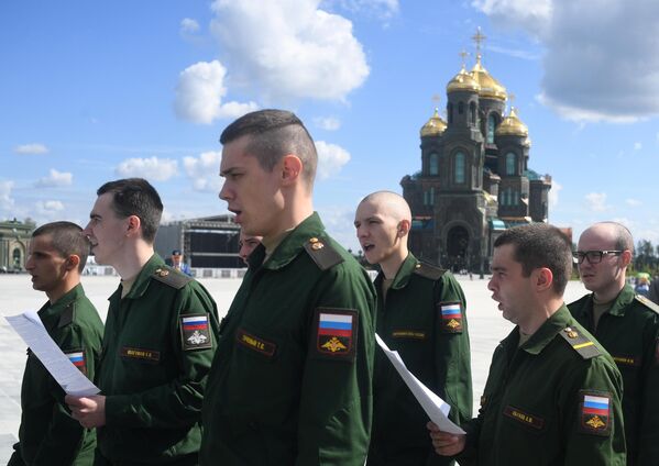 Военнослужащие у Главного храма Вооруженных сил РФ в Московской области во время праздника Преображения Господня Военнослужащие у Главного храма Вооруженных сил РФ в Московской области во время праздника Преображения Господня