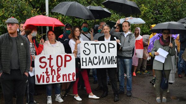 Участники акции протеста у центральной проходной Минского тракторного завода Участники акции протеста у центральной проходной Минского тракторного завода