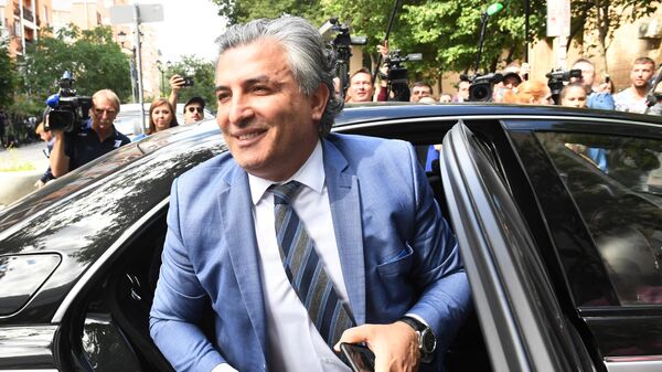 Адвокат актера Михаила Ефремова Эльман Пашаев выходит из автомобиля у здания Пресненского суда города Москвы Адвокат актера Михаила Ефремова Эльман Пашаев выходит из автомобиля у здания Пресненского суда города Москвы