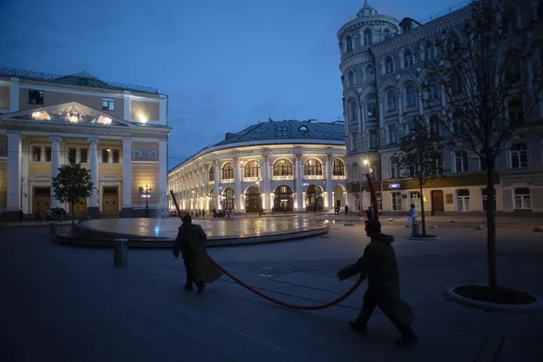 Биржевая площадь в Москве. Слева: Торгово-промышленная палата РФ, в центре: Гостиный двор