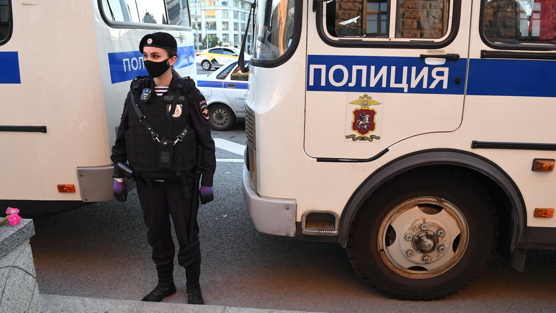 Сотрудница правоохранительных органов на Лубянской площади в Москве, где возможны акции в поддержку Алексея Навального Сотрудница правоохранительных органов на Лубянской площади в Москве, где возможны акции в поддержку Алексея Навального - РИА Новости, 1920, 26.01.2021